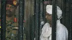 Presiden terguling Sudan, Omar al-Bashir ditempatkan di kandang terdakwa selama menjalani persidangan atas dakwaan korupsi di pengadilan di Khartoum, Senin (19/8/2019). Bashir  didakwa dengan tuduhan korupsi, kepemilikan mata uang asing dan menerima gratifikasi. (Ebrahim HAMID / AFP)