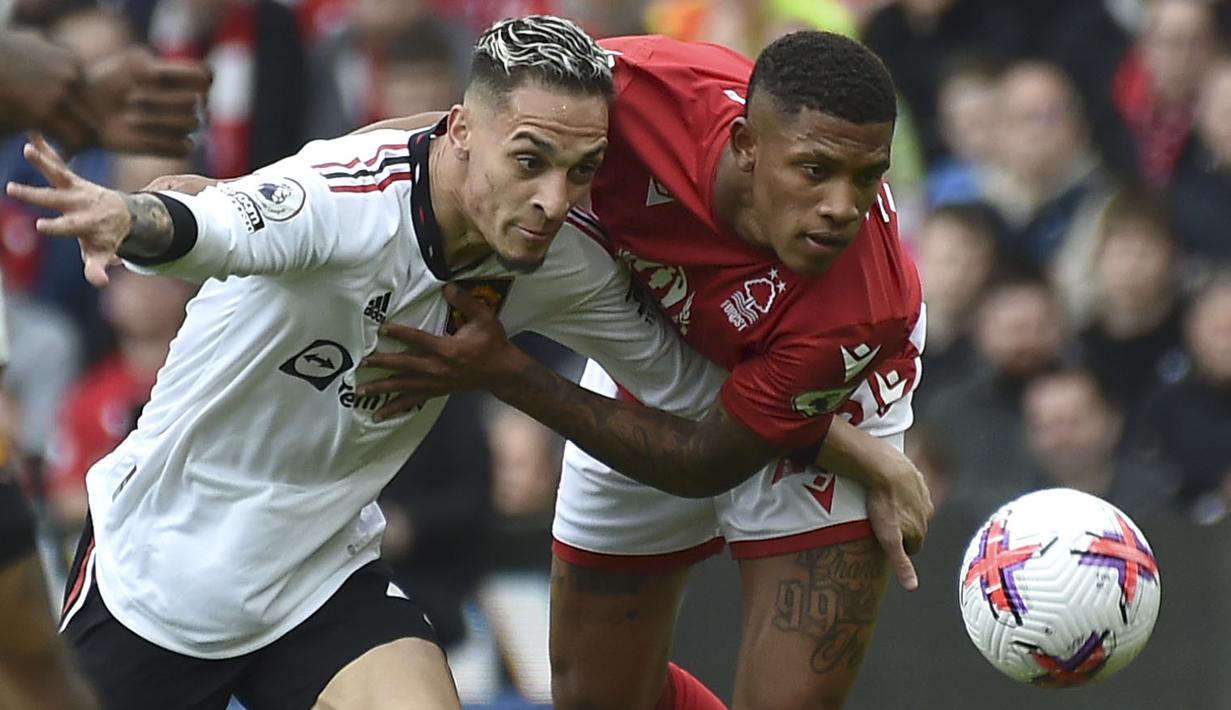 Pemain Manchester United, Antony (kiri) berebut bola dengan pemain Nottingham Forest, Danilo saat laga pekan ke-31 Liga Inggris 2022/2023 di City Ground, Nottingham, Senin (17/04/2023) dini hari WIB. Setan Merah berhasil menang dengan skor 2-0. (AP Photo/Rui Vieira)