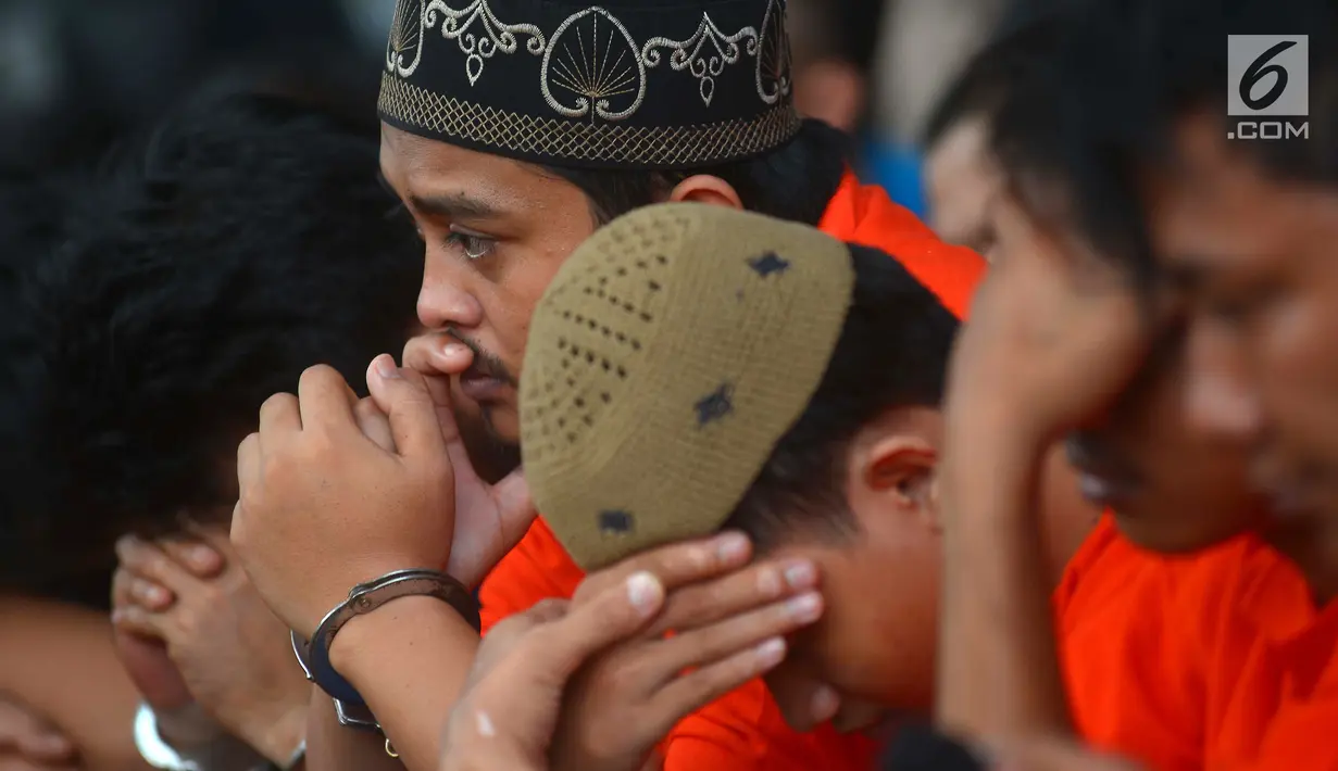 Raut wajah tersangka saat dihadirkan dalam rilis Operasi Cipta Kondisi jelang Asian Games 2018 di Polda Metro Jaya, Jakarta, Jumat (13/7). (Merdeka.com/Imam Buhori)