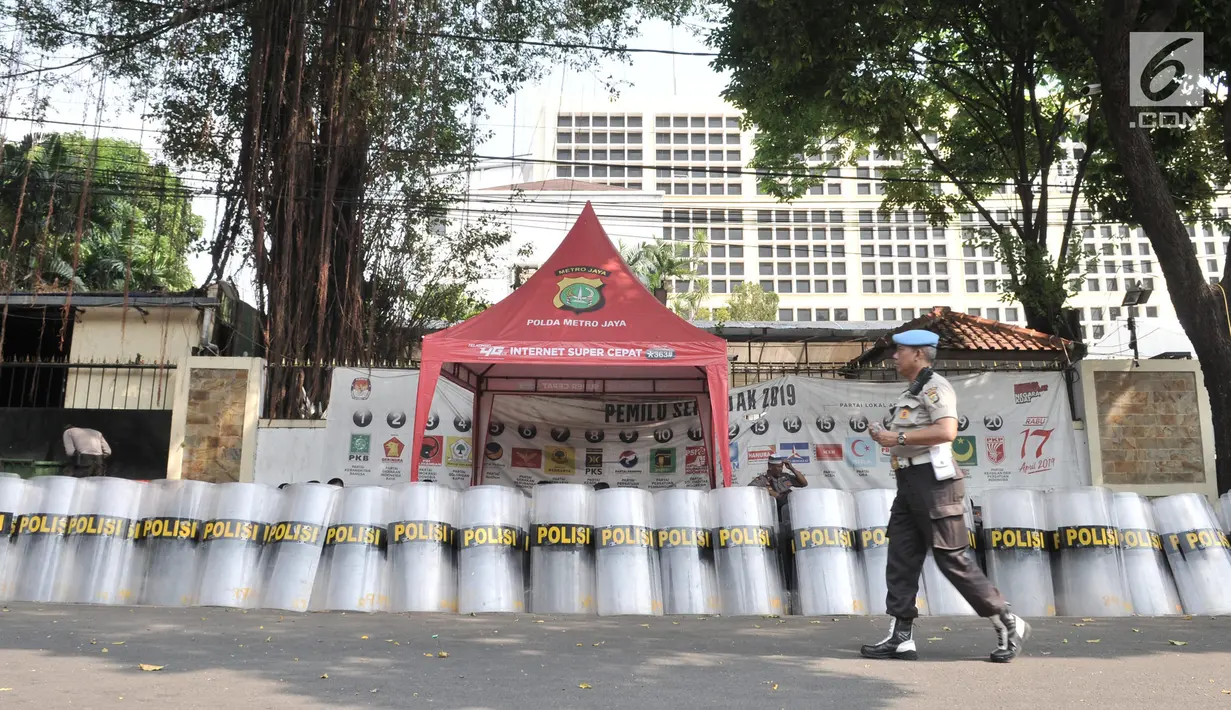 Personel Brimob melakukan pengamanan di sekitar Gedung KPU, Jakarta Pusat, Minggu (30/6/2019). Aparat kepolisian memperketat penjagaan KPU dengan menutup Jalan Imam Bonjol menjelang rapat pleno terbuka penetapan pasangan calon presiden dan wakil presiden terpilih Pemilu 2019. (merdeka