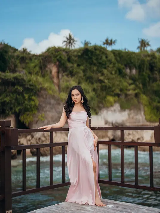Foto di pantai ini lagi-lagi panen pujian warganet. Lebih dari 85 ribu orang menyukai pose Lyodra Ginting. “Cantik sekali adikku Lily,” cuit selebgram Amin Ilyas di kolom komentar. “Iye berang-berang bawa tongkat. Berangkat!” sahut aktor Riza Syah yang dikabarkan dekat dengan Lyodra. “Ly, enggak bosa cantik terus,” akun @mina**** menyanjung. (Foto: Dok. Instagram @lyodraofficial)