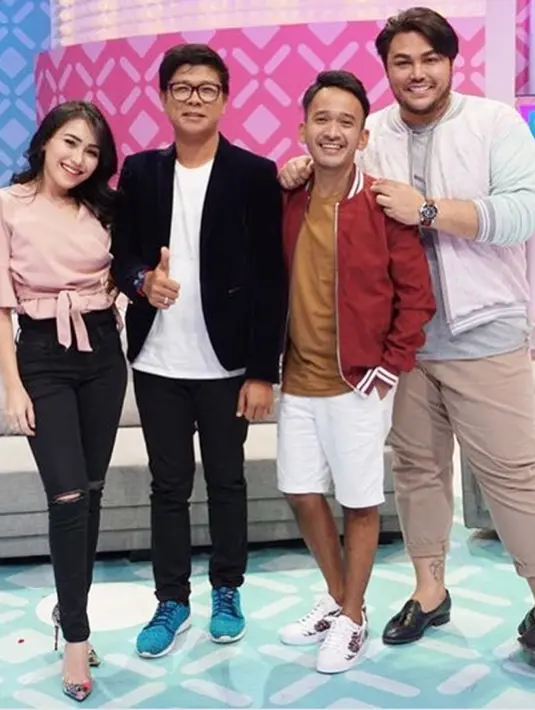 "Live @brownis_ttv nihhhhhh nonton yaaaaaa #rubenonsu #realbensu #justruben #jalani_nikmati_syukuri #janganlupabahagia #senyuminaja," tulis ruben_onsu sebagai keterangan fotonya. (Instagram/ruben_onsu)