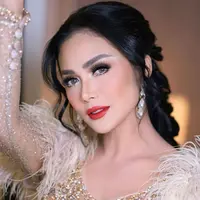 Krisdayanti beberapa waktu ke belakang memang telah fokus di dunia politik. Penampilan glam Krisdayanti dengan makeup bold dan pulasan lipstik merah merona. [Foto: Instagram/rezaazrumakeup]