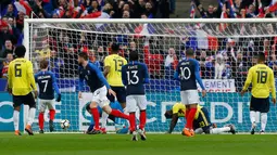 Pemain Prancis, Olivier Giroud (ketiga kiri) berlari setelah mencetak gol dalam pertandingan persahabatan antara Prancis dan Kolombia di Saint-Denis, luar Paris, Prancis, Jumat (23/3). Kolombia menang 2-3. (AP Photo/Michel Euler)