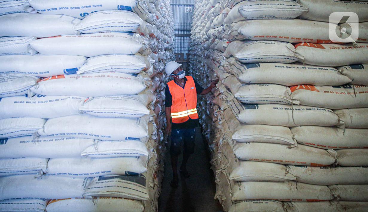 Pekerja mengecek beras milik Perum Bulog di kawasan Pulo Mas, Jakarta, Kamis (26/11/2020). Kementan kembali memastikan bahwa meski tengah dilanda pandemi Covid-19 pasokan beras hingga akhir tahun masih ada stok beras sebanyak 7,1 juta ton. (Liputan6.com/Faizal Fanani)
