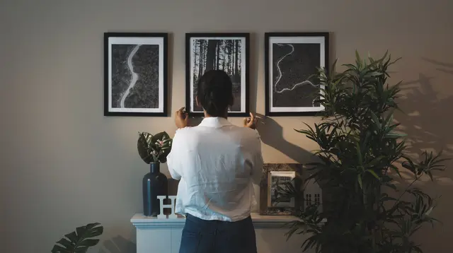 Panduan Tinggi yang Tepat untuk Menggantung Foto di Dinding agar Terlihat Estetik, Dijamin Rapi
