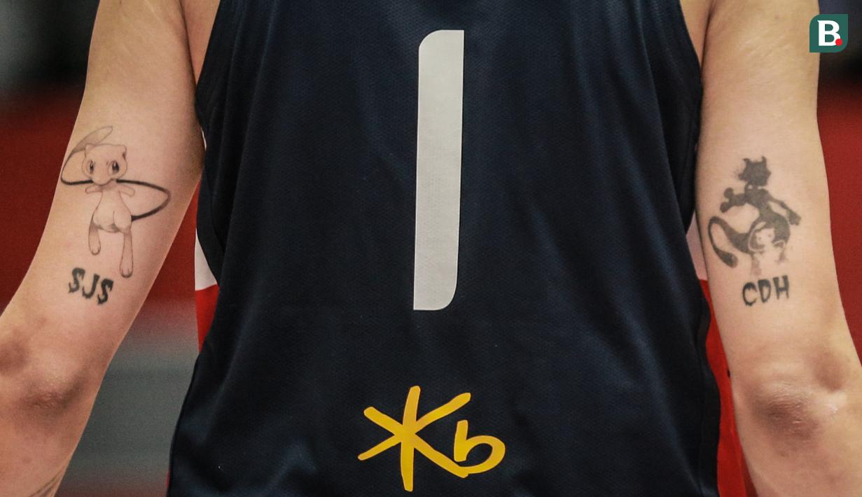 Tato bergambar karakter Pokemon, Mew (kiri) dan Mewtwo (kanan) milik pebasket Timnas Korea Selatan Choi Jun-yong saat matchday pertama Grup B FIBA Asia Cup 2022 melawan Timnas Basket China di Istora Senayan, Jakarta, Selasa (12/07/2022). (Bola.com/Bagaskara Lazuardi)