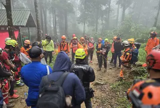 Pencarian Korban Kecelakaan Pesawat ATR 42-500 (Fauzan/Liputan6.com)