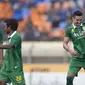 Pemain Persebaya United, Javier Pedro bersama rekan-rekan setim merayakan gol yang dicetaknya ke gawang pada laga Piala Presiden di Stadion Si Jalak Harupat, Bandung, Kamis (10/9/2015). Persebaya United berhasil menang 4-1. (Bola.com/Vitalis Yogi Trisna)