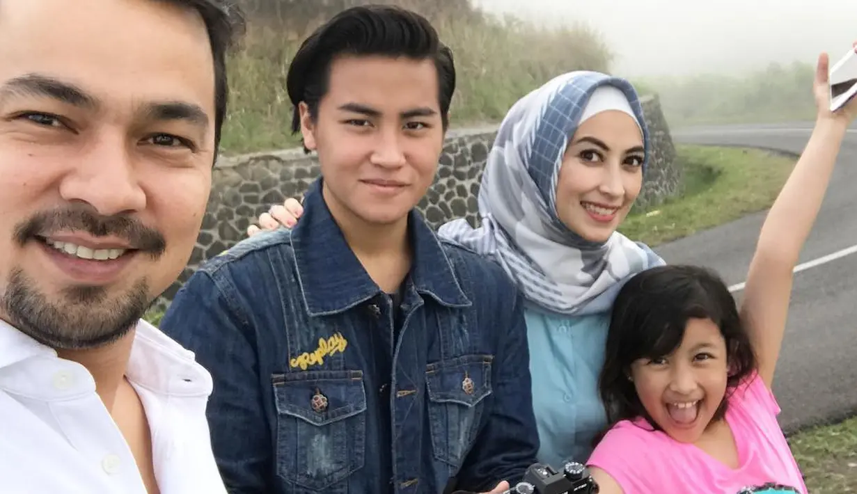 Mempertahankan hubungan sebagai pasangan suami istri bukan lah hal yang mudah. Sultan Djorghi dan Annisa pastinya memiliki resep tersendiri agar keharmonisannya tetap terjaga selamanya. (Instagram/djorghisultan)