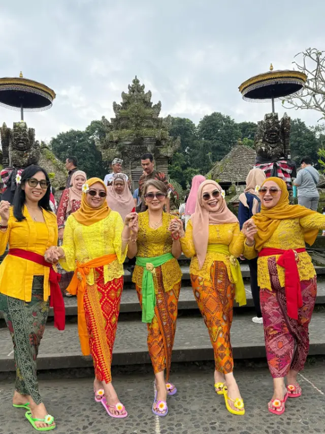 Gaya Umi Kalsum Ibunda Ayu Ting Ting saat Liburan di Bali