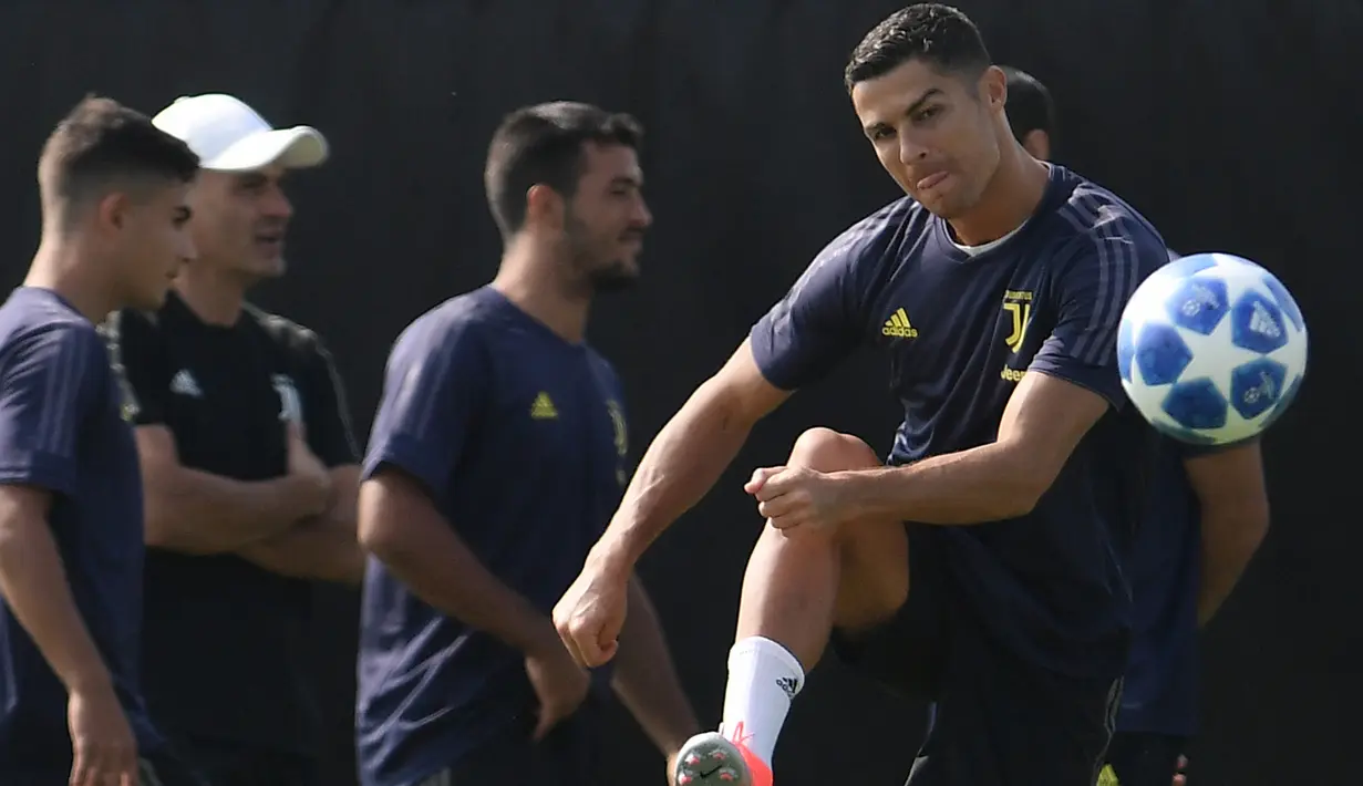 Penyerang Juventus Cristiano Ronaldo menendang bola selama sesi latihan di Turin, Italia (18/9). Juventus akanb bertanding melawan wakil Spanyol, Valencia pada grup H Liga Champions di Estadio Mestalla. (AFP Photo/Marco Bertorello)