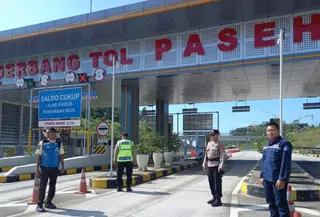 Sejumlah petugas Satlantas Polres Sumedang mulai bersiaga di Gerbang Keluar Paseh Tol Cisumdawu, Sumedang. (Antara)