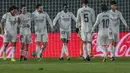 Bek Real Madrid, Ferland Mendy (tengah) berselebrasi dengan rekannya usai mencetak gol ke gawang Getafe pada pertandingan lanjutan La Liga Spanyol di stadion Alfredo di Stefano di Madrid, Spanyol, Rabu (10/2/2021). Madrid menang atas Getafe 2-0. (AP Photo/Bernat Armangue)