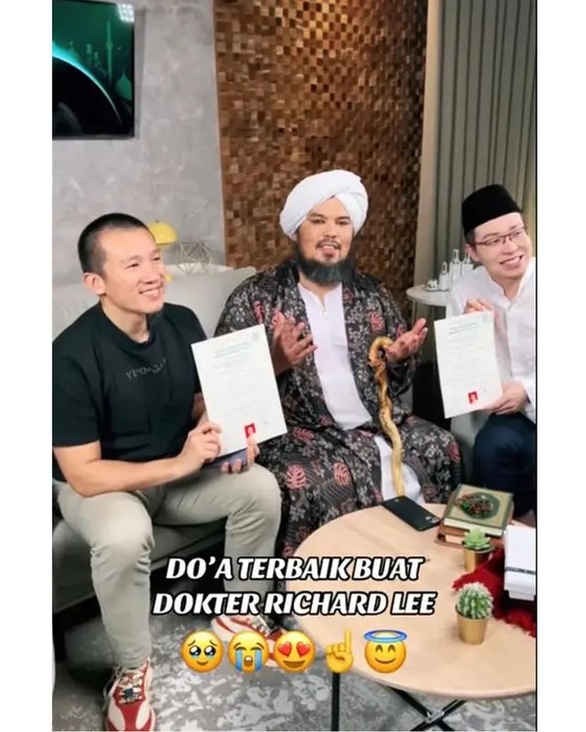 6 Potret Detik-detik Richard Lee Mualaf, Disaksikan Ustaz Derry dan Felix Siauw