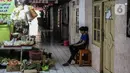 Warga beraktifitas di unit rumah di Rusun Bendungan Hilir 2, Jakarta, Senin (4/5/2020). Pemerintah Provinsi DKI Jakarta berencana membebaskan uang retribusi atau tarif rumah susun sederhana sewa (rusunawa) di tengah wabah Covid-19. (Liputan6.com/Faizal Fanani)