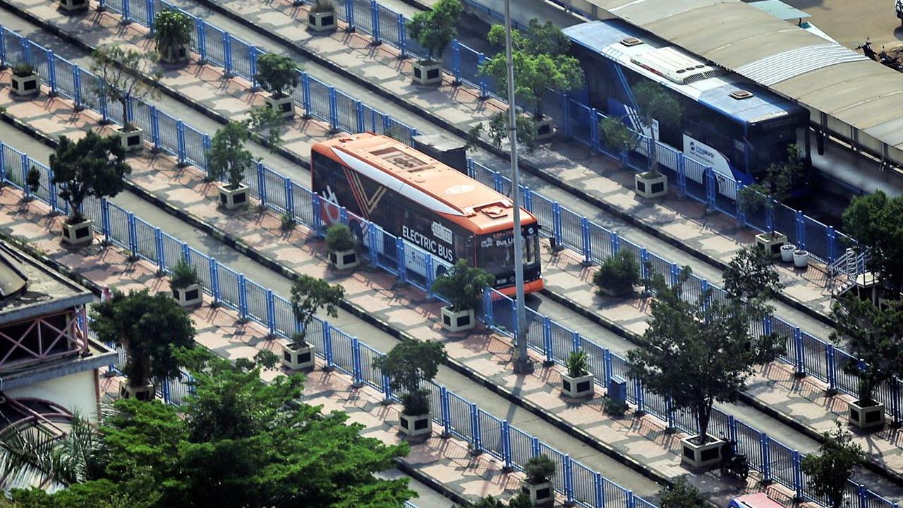 Suasana Terminal Blok M dengan aktivitas bus terlihat dari atas, Jakarta, Kamis (20/7/2023). 

PT Mass Rapid Transit (MRT) Jakarta berencana menjadikan kawasan Blok M menjadi berorientasi transit (transit oriented development/TOD).