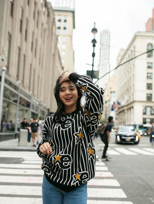 Perdana ikut New York Fashion Week, penampilan Zee JKT48 dengan outfit kasual mencuri perhatian. (Instagram/erigostrore).