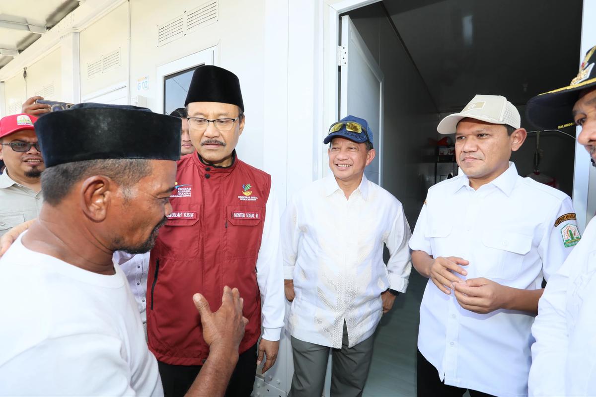 Kasatgas PRR Pascabencana Sumatera Tito Karnavian dan Mensos Gus Ipul meninjau hunian sementara
