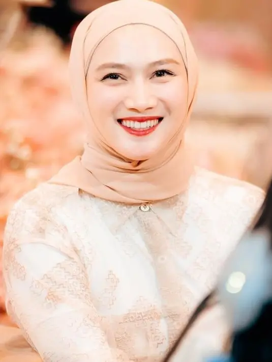 Sebagai bagian dari Geng Mamayu, Melody Laksani tampil anggun dalam gamis berwarna cream yang lembut, dipadukan dengan pashmina instan yang memberikan kesan simpel namun tetap menawan. [@melodylaksani92].
