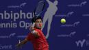 Ganda Putra Indonesia, Anthony Susanto, memukul bola saat melawani ganda India pada laga Combiphar Tennis Open 2019 di Hotel Sultan, Jakarta, Kamis (8/8). Rifqi/Anthony kalah 5-7 dan 1-6. (Bola.com/Yoppy Renato)