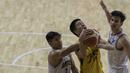 Pebasket Jawa Tengah, Alexander Franklyn, berusaha memasukan bola saat melawan Banten pada laga final Pomnas XVI 2019 di GOR Soemantri Brodjonegoro, Jakarta, Selasa (24/9). Banten menang 90-68 atas Jateng. (Bola.com/Vitalis Yogi Trisna)