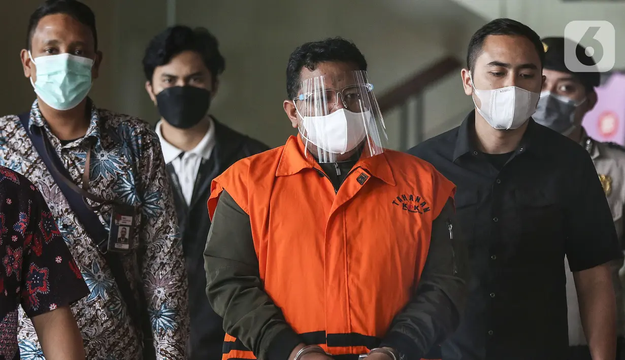 Wali Kota Tanjung Balai M Syahrial (MS) usai menjalani pemeriksaan di Gedung KPK, Jakarta, Sabtu (24/4/2021). KPK resmi menahan M Syahrial karena diduga kuat telah menyogok penyidik KPK, Stepanus Robin Pattuju, senilai Rp 1,5 miliar. (Liputan6.com/Johan Tallo)