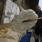 Seorang pedagang Suriah menggoreng panekuk tradisional yang dikenal sebagai "Naaem" yang biasa disajikan selama Ramadhan, di Shaqhoor Damaskus pada 28 April 2021. Tahun demi tahun, makanan Ramadhan menjadi lebih hemat di Suriah yang dilanda perang dan ekonomi yang memburuk. (LOUAI BESHARA/AFP)