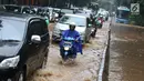 Kendaraan terjebak kemacetan di tengah banjir yang melanda Jalan Lapangan Banteng Utara, Jakarta, Kamis (15/2). Hujan deras dan buruknya drainase menyebabkan kawasan tersebut banjir hingga setinggi lutut orang dewasa. (Liputan6.com/Immanuel Antonius)