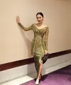 Azizah Salsha tampil simple dengan kebaya kurung v-neck dan rok slit tenun. [@azizahsalsha_].