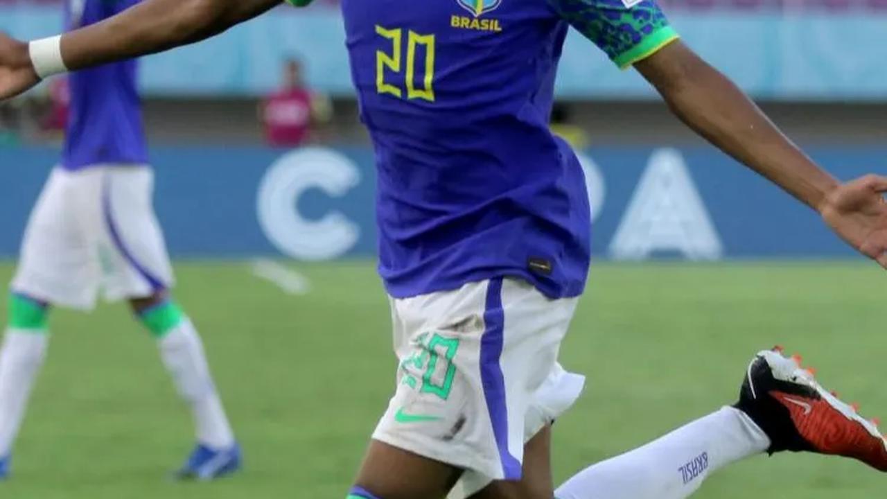 Masuk babak kedua, pertandingan semakin sengit. Kedua tim tampil menekan dan berlomba-lomba untuk membuat gol.<br>