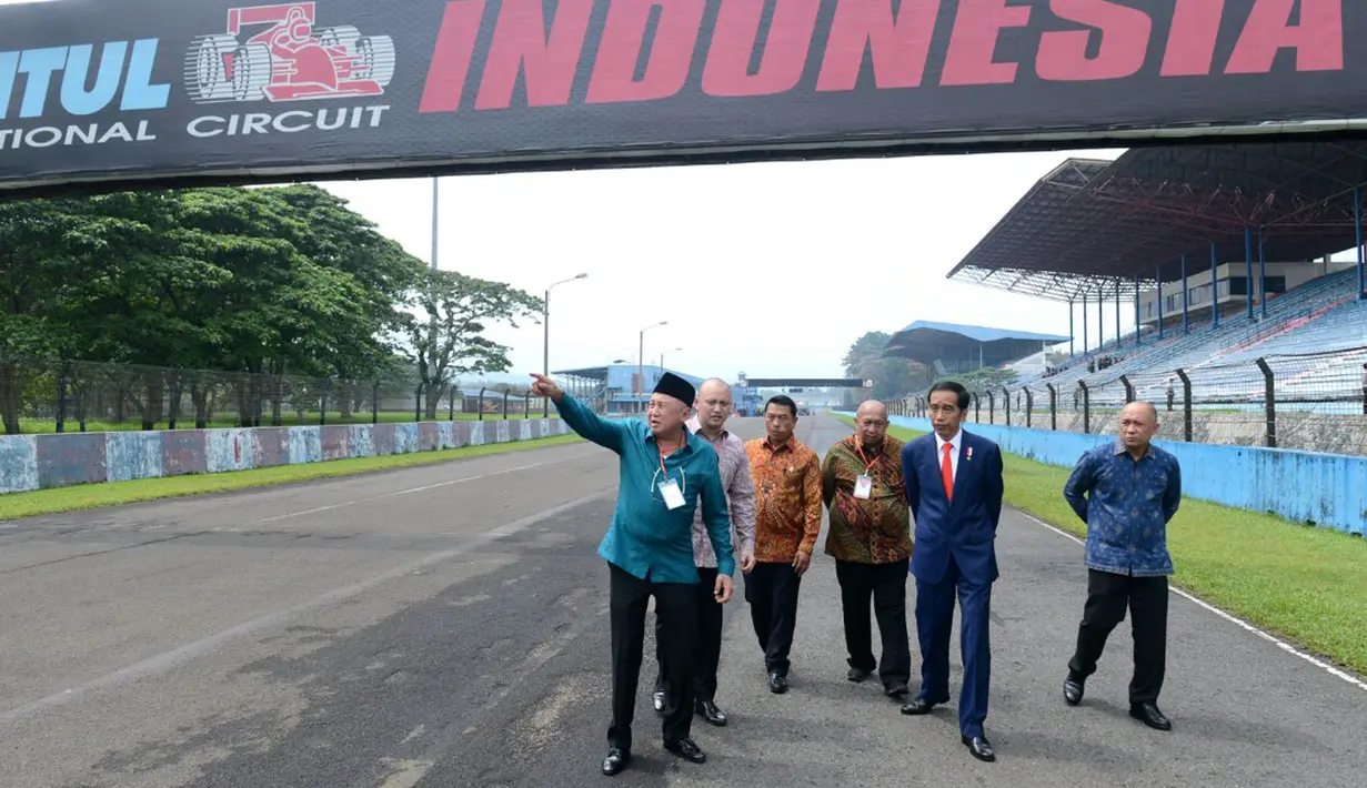 Presiden Joko Widodo (Jokowi) bersama pembalap, Tinton Suprapto dan Ananda Mikola meninjau Sirkuit Internasional Sentul, Bogor, Selasa (6/3). Kedatangan Jokowi guna mengecek kondisi fasilitas olah raga balap ini. (Liputan6.com/Pool/Kris-Biro Pers Setpres)