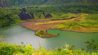 Kawah Gunung Galunggung di Tasikmalaya, Jawa Barat, lokasi diduga dua pencari burung hilang tertimbun longsor. (Liputan6.com/Jayadi Supriadin)