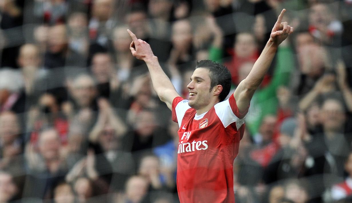 4. Robin van Persie - Van Persie mengambil alih tongkat lini depan Arsenal setelah ditinggal Adebayor hijrah ke Manchester City.  Pemegang nomor punggung 10 ini masuk 8 pemain Arsenal pencetak gol terbanyak dengan total 132 gol. (EPA/Andy Rain)