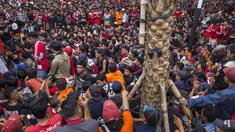 Suporter Persija Jakarta, The Jakmania, antri tiket jelang laga final Piala Presiden di sekitar SUGBK, Jakarta, Sabtu (17/2/2018). Persija akan melawan Bali United. (Bola.com/Vitalis Yogi Trisna)