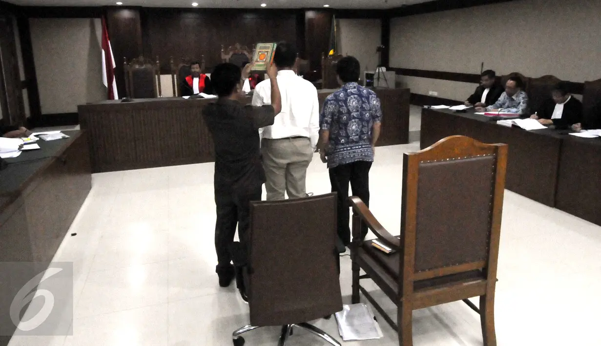 Don Kardono diambil sumpah saat akan memberi kesaksian untuk terdakwa Jero Wacik di Pengadilan Tipikor, Jakarta, Senin (16/11/15). Don Kardono membenarkan ada aliran dana untuk biaya pencintraan Jero Wacik. (Liputan6.com/Helmi Afandi)