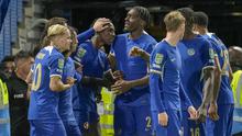 Penyerang Chelsea Nicolas Jackson berselebrasi dengan rekan setimnya setelah mencetak gol ke gawang  Brighton pada laga putaran ketiga Carabao Cup 2023/2024 yang digelar di Stamford Bridge, Kamis (28/9/2023) dini hari WIB. (AP Photo/Kin Cheung)