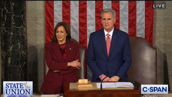 <p>Wakil Presiden AS Kamala Harris dan Ketua DPR Kevin McCarthy berada di podium sebelum pidato Presiden AS Joe Biden di acara SOTU 2023. Dok: YouTube C-SPAN</p>