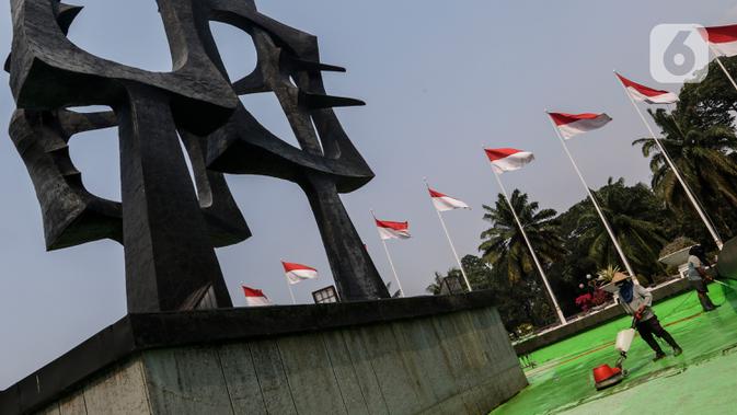 Petugas membersihkan area depan Gedung MPR/DPR/DPD yang meliputi Kolam, Halaman, Lobi gedung Nusantara Jakarta, Rabu (29/7/2020). Menjelang bulan Agustus yang juga Perayaan Kemerdekaan RI, Parlemen bersolek menyambut sidang Tahunan yang diselenggarakan 14 Agustus 2020. (Liputan6.com/Johan Tallo)