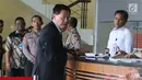CEO Lippo Group James Riady tiba di Gedung KPK, Jakarta, Selasa (30/10). James Riady memenuhi panggilan oleh penyidik KPK. (Merdeka.com/Dwi Narwoko)