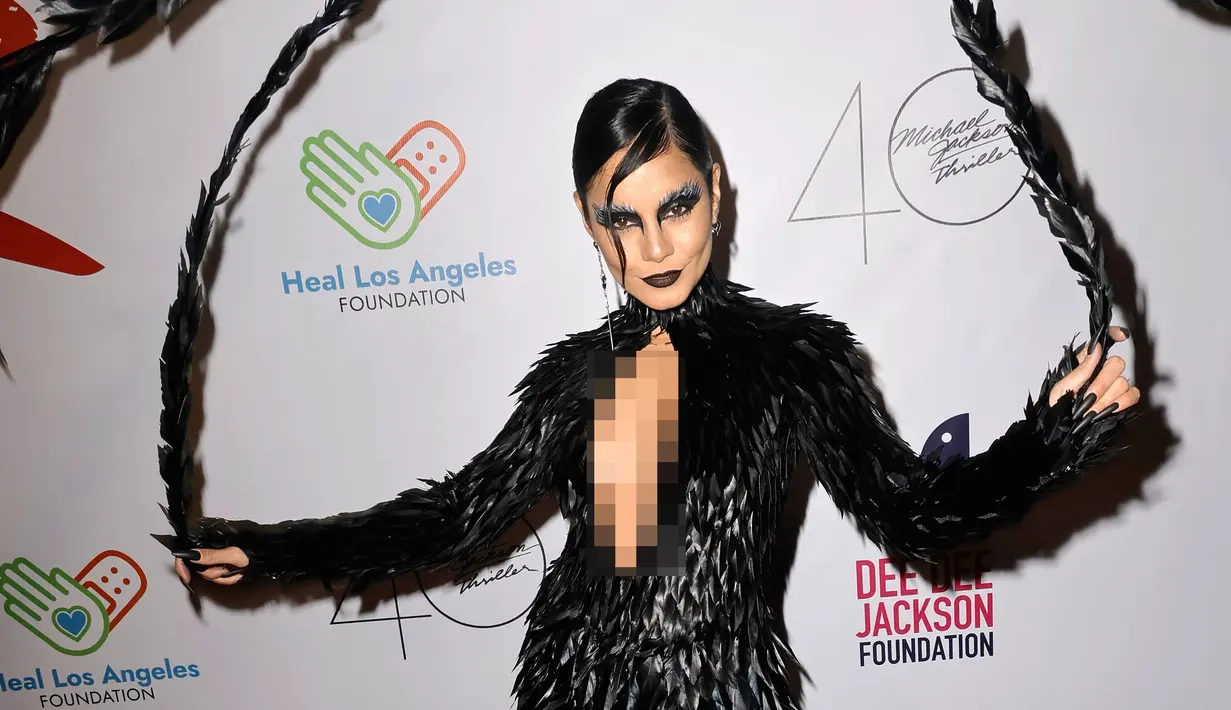 <p>Vanessa Hudgens menghadiri Pesta Halloween "Thriller Night" yang diselenggarakan oleh Prince Michael Jackson di Jackson Family Home, Encino, California, Amerika Serikat, 28 Oktober 2022. Untuk beberapa drama tambahan, Hudgens mengayunkan eyeshadow hitam tebal yang dipadukan dalam bentuk sayap burung. (Kevin Winter/Getty Images/AFP)</p>
