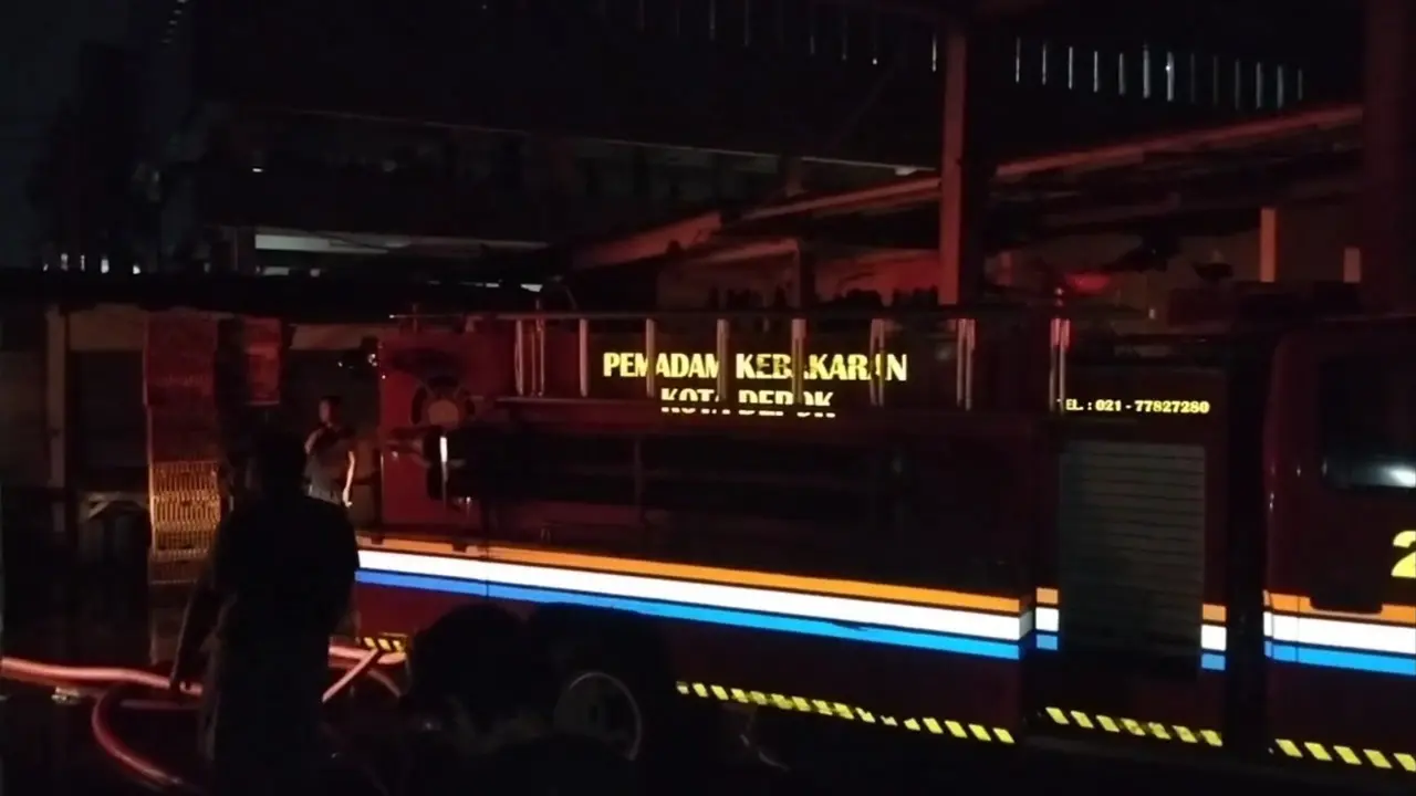 Mobil DPKP Kota Depok saat berusaha memadamkan api yang membakar rumah potong hewan di Pasar Cisalak, Depok.