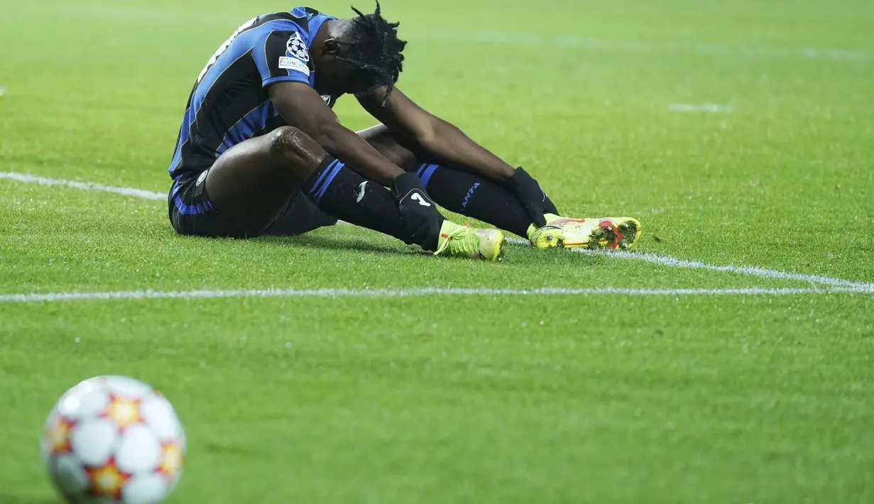 Striker Atalanta, Duvan Zapata, tertunduk lesu usai tim nya dipastikan tersingkir di Liga Champions. La Dea menyerah dengan skor 2-3 dari Villarreal. (Spada/LaPresse via AP)
