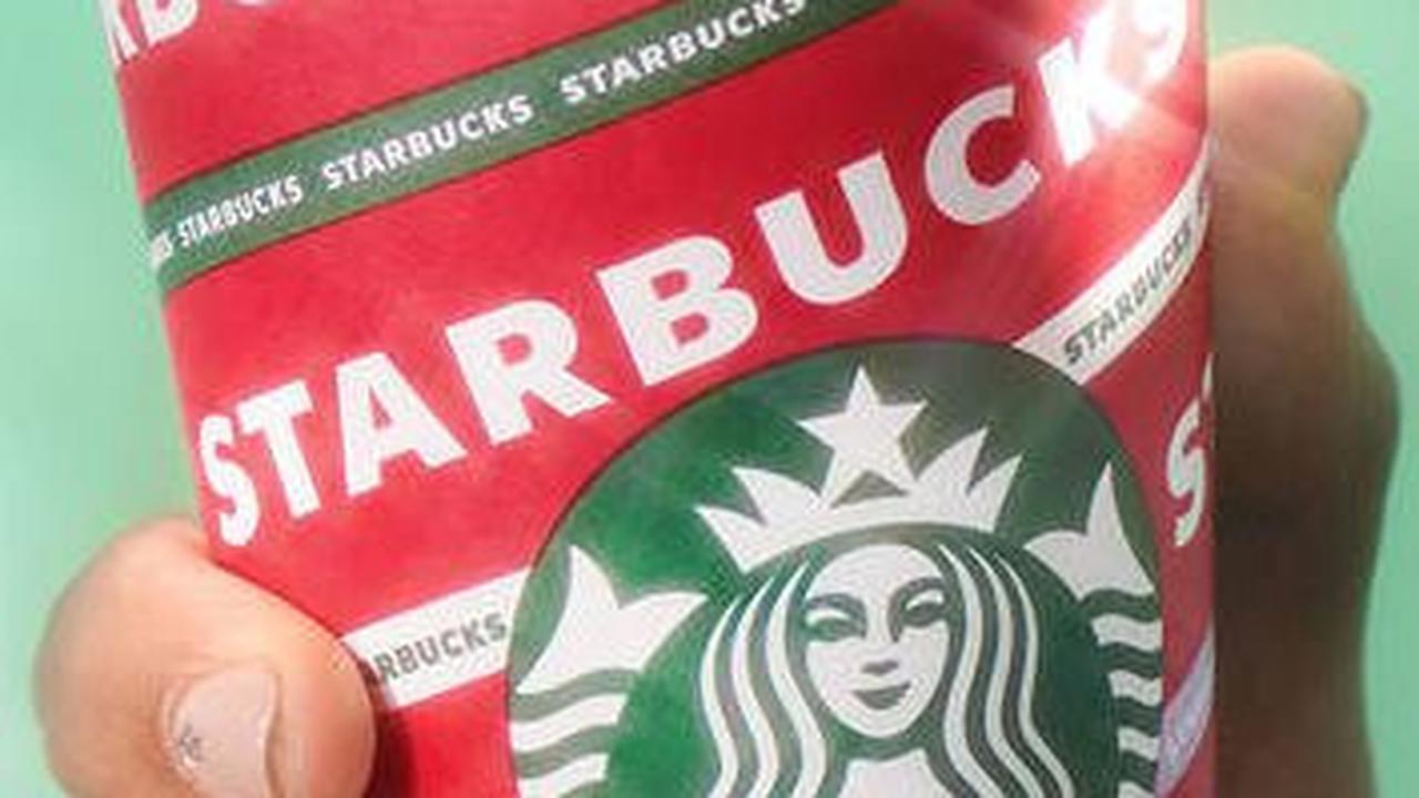 Setelah itu pembeli akan mendapatkan minuman khas pemilik tembang Shake It Off, dan mendapatkan label di cup minuman anda dengan bertuliskan "Tay's".