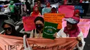 Mereka berjalan kaki sambil berorasi dan membawa sejumlah pamflet yang berisi kritik terhadap isu HAM di Indonesia. (merdeka.com/Arie Basuki)