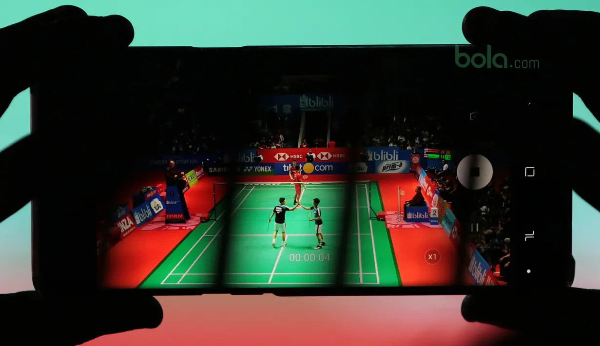 Penonton mengambil gambar saat Kevin Sanjaya/Marcus Gideon menang pada semifinal Indonesia Open 2018 di Istora Senayan, Jakarta, (7/6/2018). Kevin/Marcus menang 21-13, 21-10. (Bola.com/Nick Hanoatubun)