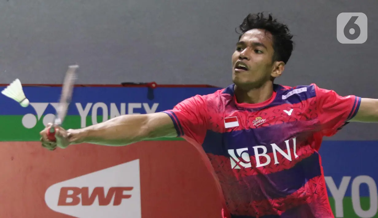 Pebulutangkis Tunggal Putra Indonesia, Chico Aura Dwi Wardoyo mengembalikan kok ke arah Brian Yang (Kanada) di babak Perempat Final Indonesia Masters 2023 di Istora Senayan, Jakarta, Jumat (27/1/2023). Permainan memikat ditunjukkan Chico saat melawan Brian Yang dan lolos ke semifinal Indonesia Masters 2023. (Liputan6.com/Helmi Fithriansyah)