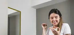 Girl dinner menjadi tren karena menawarkan konsep makan malam yang simpel dan minim persiapan. Namun, apakah menu ala kadarnya ini tetap bisa memenuhi kebutuhan nutrisi tubuh?. (Foto/Dok: Magnific)