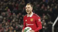 Gelandang Manchester United Christian Eriksen merayakan golnya ke gawang Burnley pada babak 16 besar Piala Liga Inggris di Old Trafford, Kamis, 22 Desember 2022. MU menang 2-1. (AP Photo / Dave Thompson)