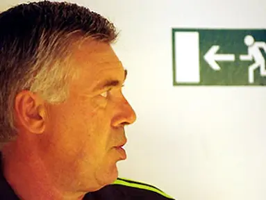 Manajer Chelsea Carlo Ancelotti sebelum menghadiri konferensi pers pada 14 September 2010, jelang partai Liag Champions melawan MSK Zilina. AFP PHOTO/JOE KLAMAR 